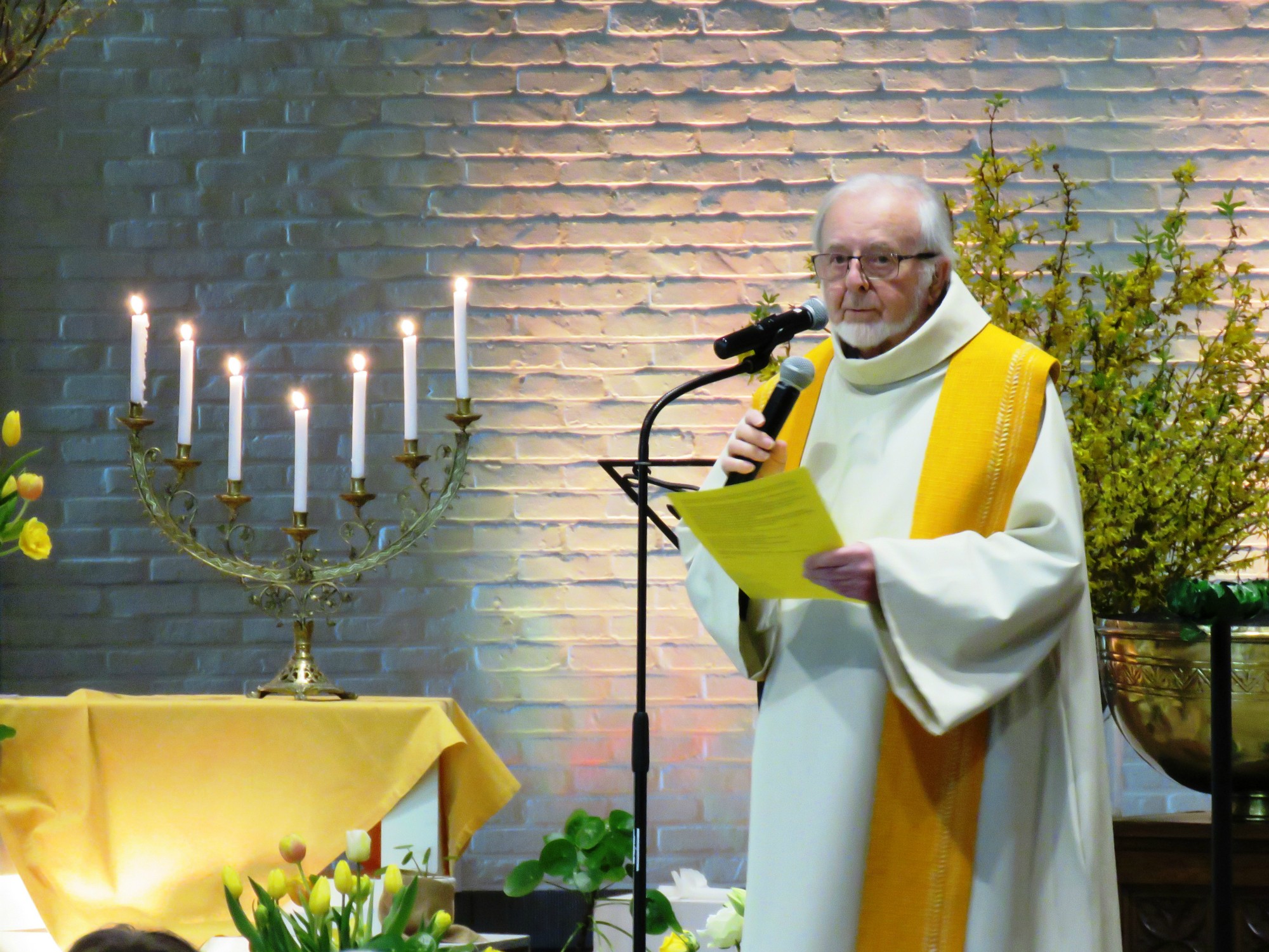 Pasen | Priester Paul Scheelen tijdens zijn woordje na de lezingen